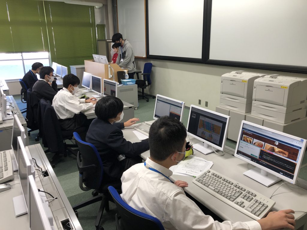 PC教室で受講する生徒たち